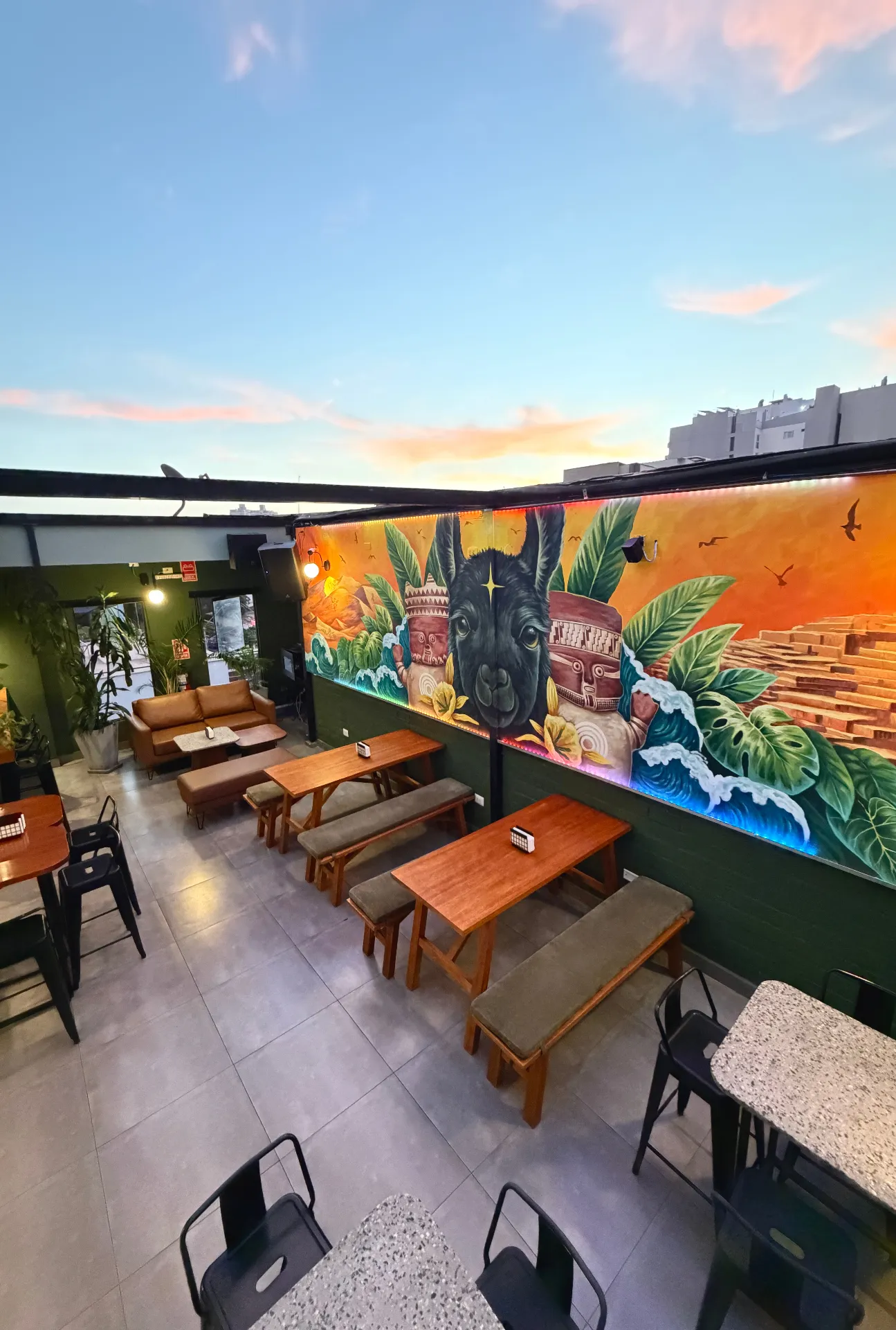 Rooftop de Ayni Living al atardecer en Miraflores