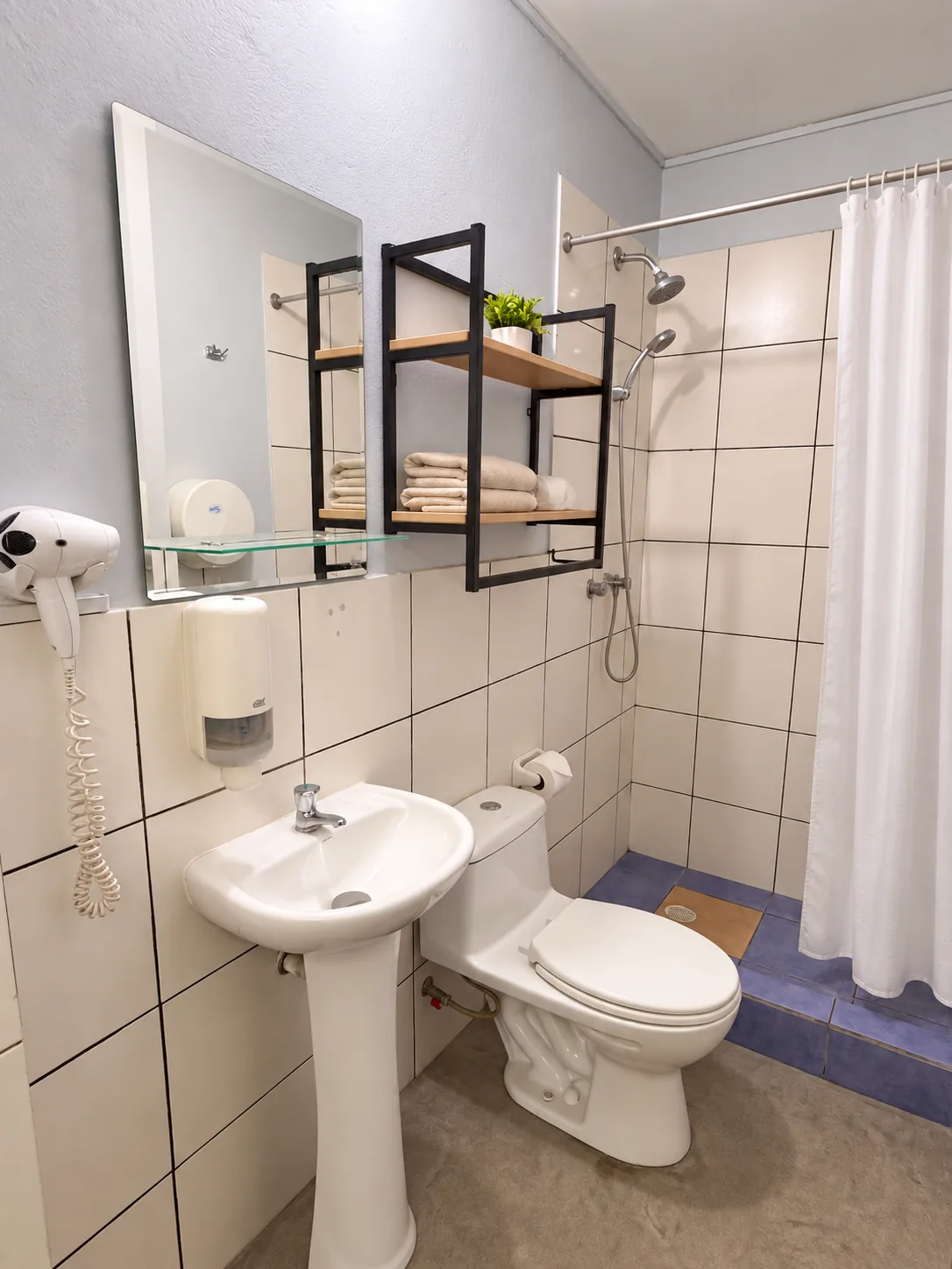 Hab privada twin doble con balcón y baño privado 6