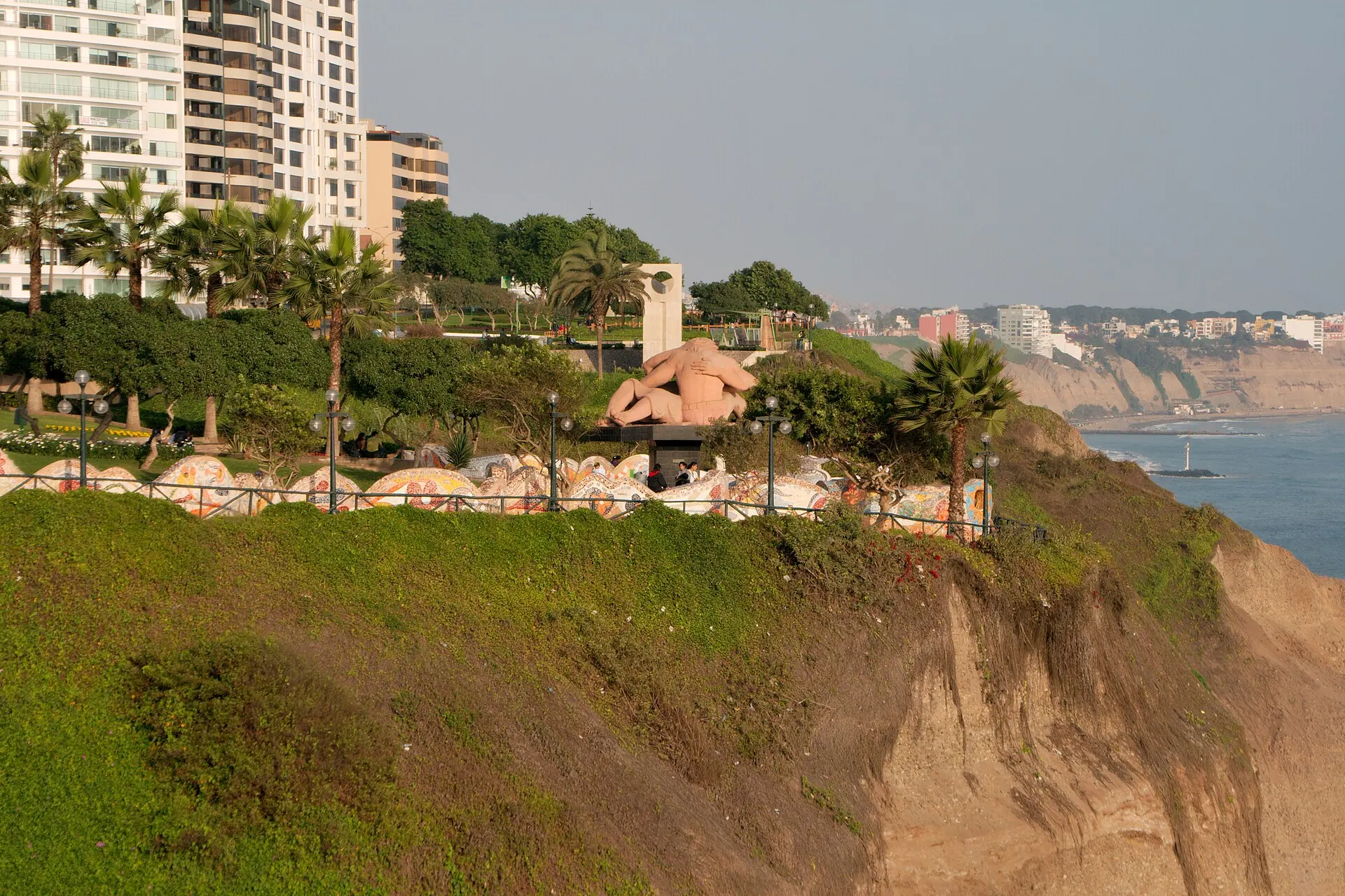 Calles y edificios de Miraflores vistos desde el malecón