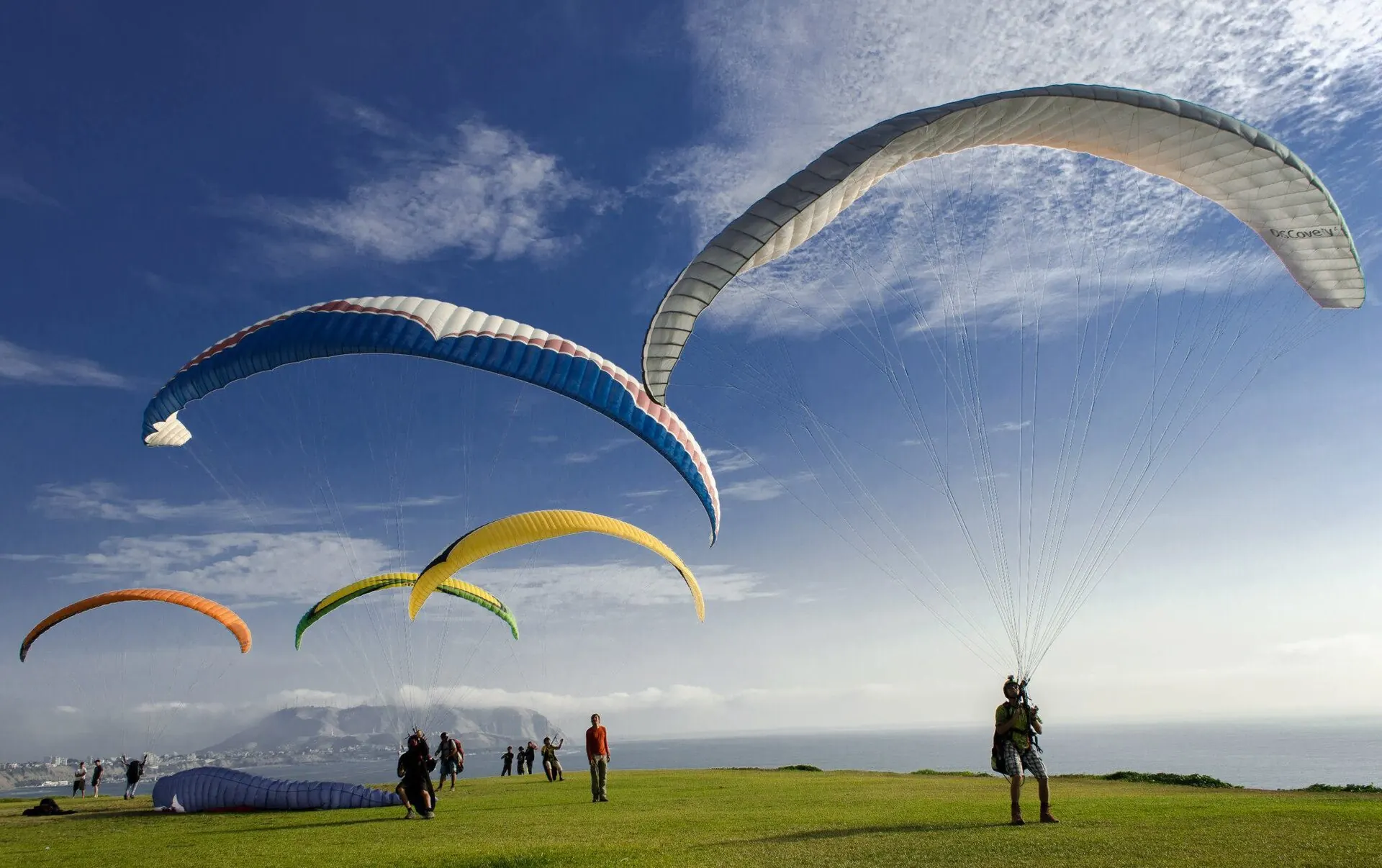Parapentes sobre los acantilados de Miraflores