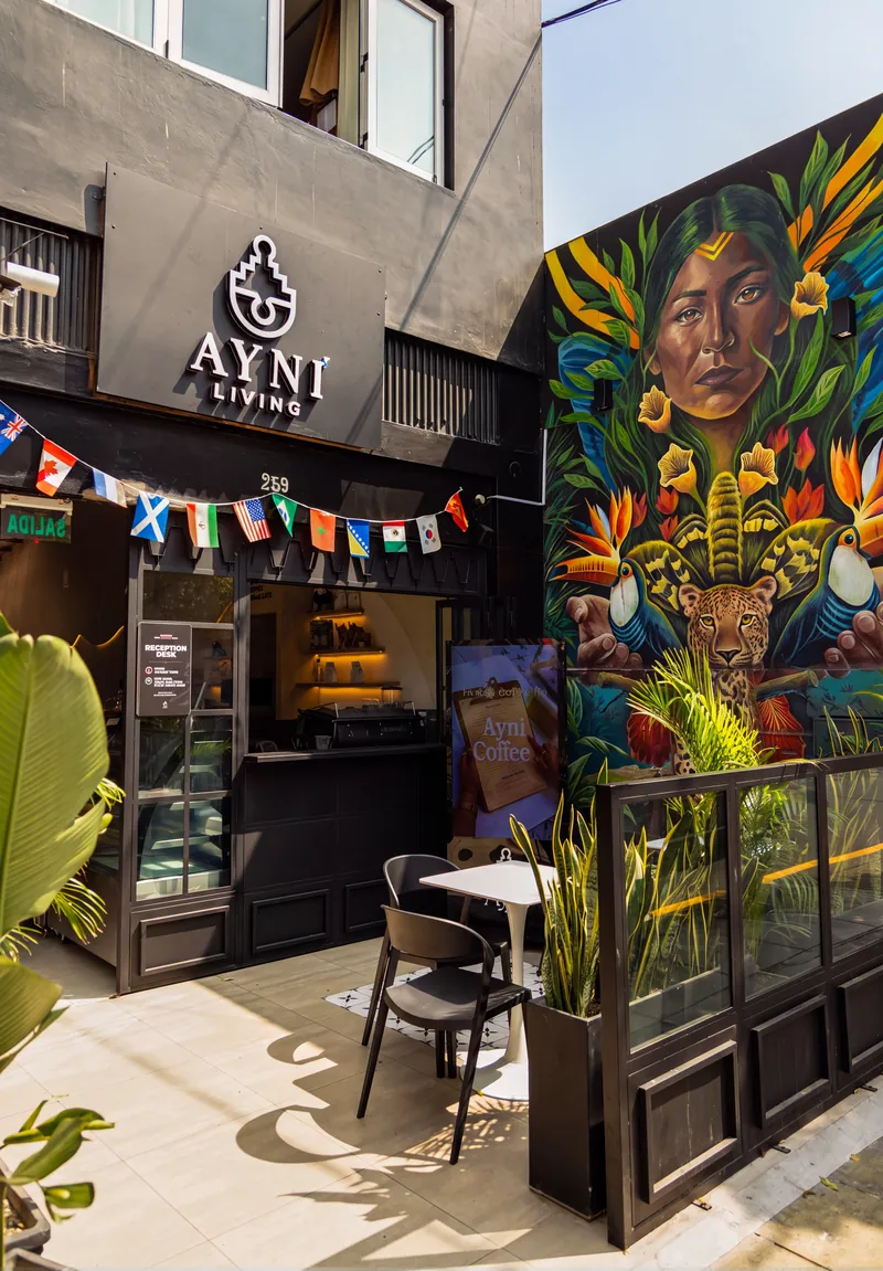 Entrada de Ayni Living con mural, letrero Ayni y número 259