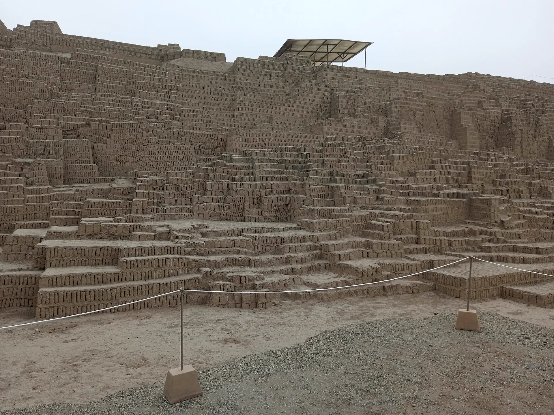 Muros de adobe de la Huaca Pucllana
