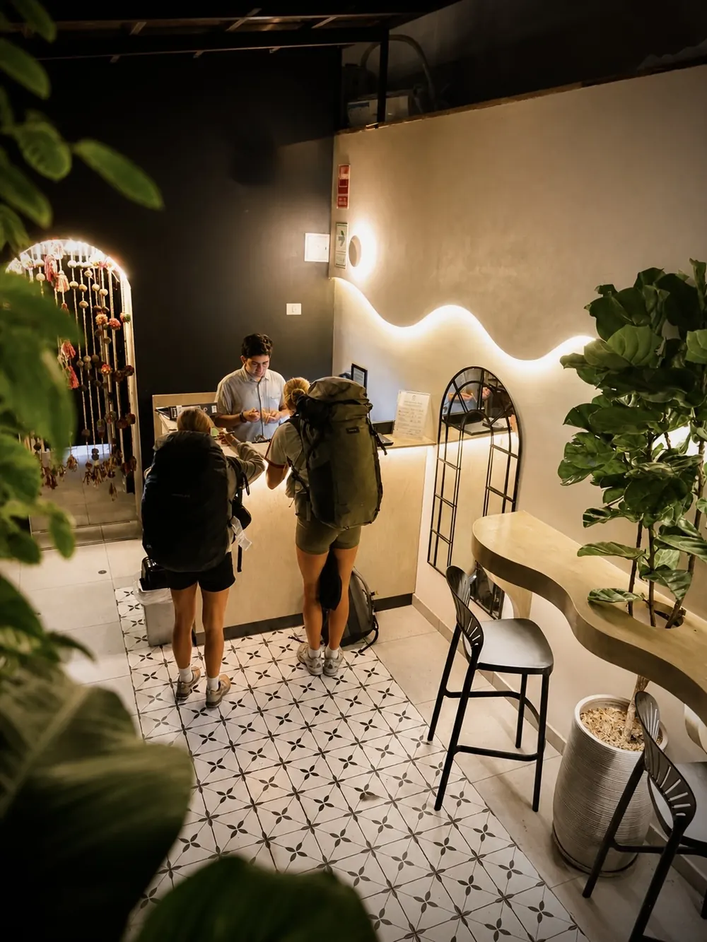 Interior de Ayni Living, hostel social en Miraflores