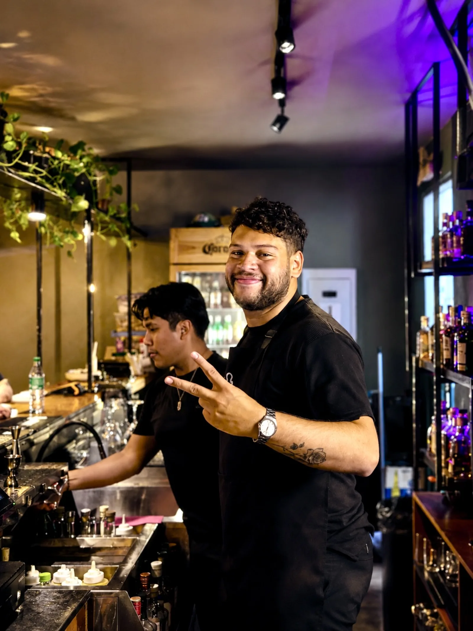 Bartender en el pisco bar de Ayni
