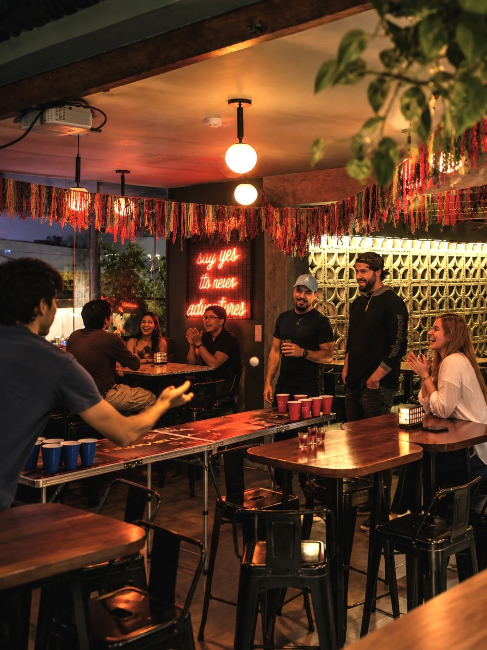 Beer pong y neón en el rooftop